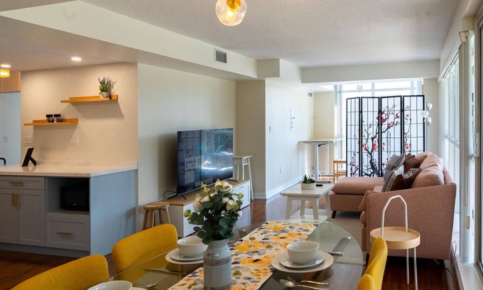 Bathurst Quay Condominio | Large 2 Bedrooms near CN tower