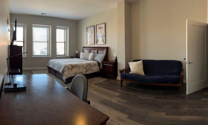 West Main Historic District Condominio | Large 2 King BR Condo in Theater District w Free Parking Gym Secure Walkable