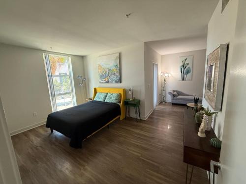 Westlake South Apartamento | Large 2BR w Two Balcony's!