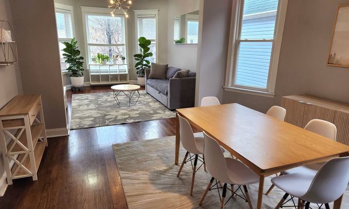 Logan Square Apartamento | Grandes 3 habitaciones / restaurantes en el corazón de Logan Square, a minutos del CENTRO DE LA CIUDAD