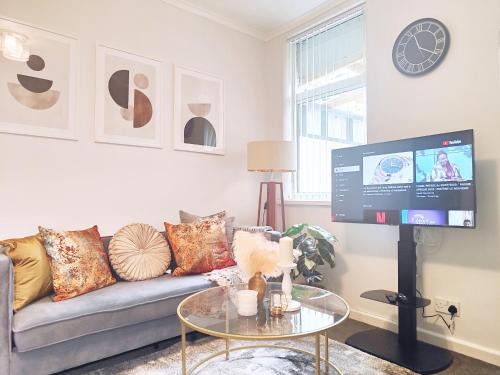 Wolverhampton Casa | Large 3 bed House Wolverhampton Families and Contractors