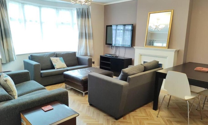 London Borough of Bromley Casa | Large 3 Bedroom House with free on site parking