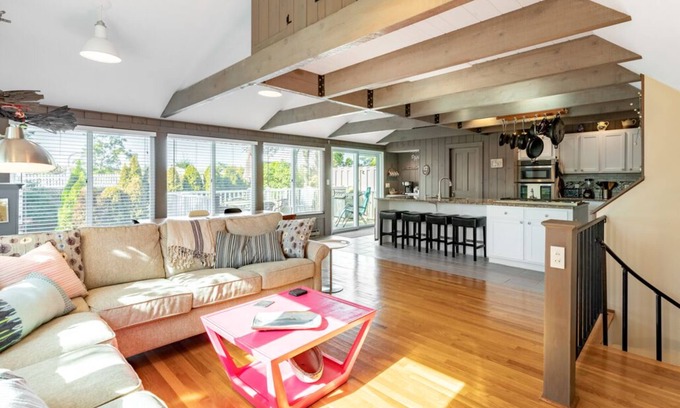 Provincetown Casa | Grandes 3 dormitorios / 2. 5 baños, a dos cuadras de la ciudad, dos lugares de estacionamiento, recientemente renovado