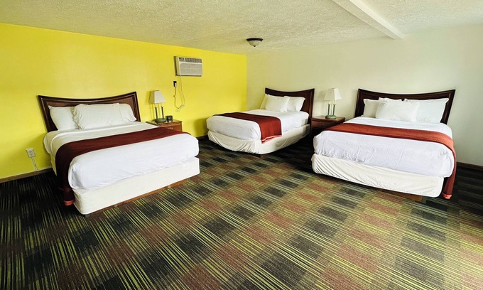 Sandusky Hotel | Large 3 Queen Room - 2 Miles to Cedar Point!