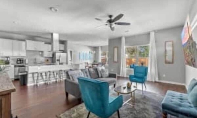 Oak Cliff Casa | Large 3BD/2BR Lower Bishop Arts Near Downtown Dallas