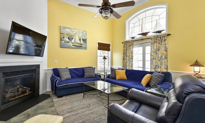 Bayside Casa | Gran 3 BR 2. 5 BA Casa adosada en West OC con garaje y piscina.