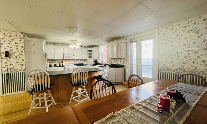 Berlin Apartamento | Large 3BR/2BA, Best NH Skiing/SkiDoo, Main St, Berlin, Huge Dining Area, 68" TV