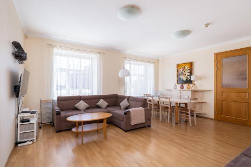 Maskavas Forstate Apartamento | Large 3BR Apartment with Balcony 5 min to Old Town by Tram