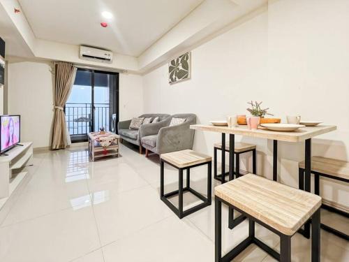 Cikarang Apartamento | Large 3BR Meikarta Apt with WiFi & Netflix by 2ndHome