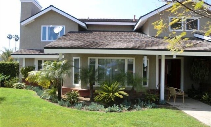 East Side Costa Mesa Casa | Large 4 BD/ 3 BA Back Bay Family Living, Beach and Shopping