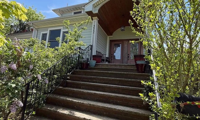 Long Beach Casa | Large 4-bdrm LB house near surf beach w/ movie room, AC, bikes & fitness room