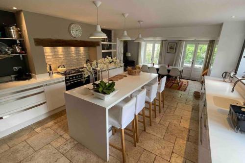 Malmesbury Casa | Large 4 bed house in Malmesbury, great for big families