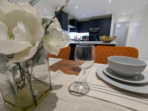 Winnersh Casa | Large 4 Bed Hse, Sleeps 7, 3 BTH, Drive PRKG-4 Cars, M4-A329, Shinfield Studios, 10mins, Reading, Ascot & Legoland 20mins, Film Crew, Contractor & Family Friendly