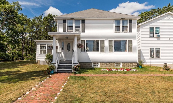 Ocean Park Cabaña | Large, 4 Bedroom, oceanview home, directly across the street from the sandy Kinney Shores beach