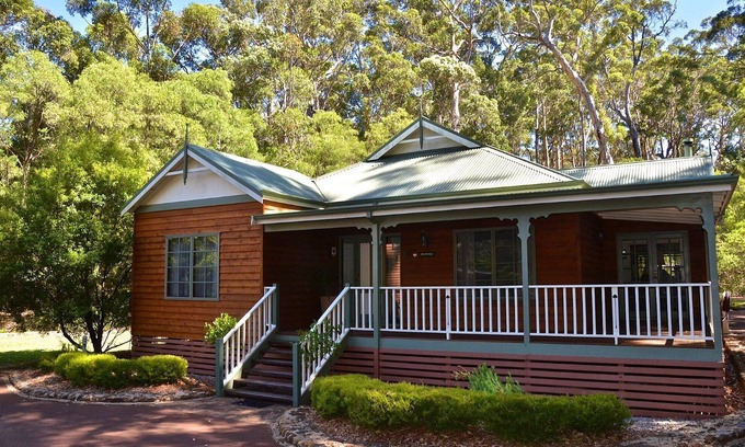 Margaret River Chalet De Esquí | Gran casa de 4 dormitorios con terraza de entretenimiento al aire libre que ofrece un spa y horno de pizza