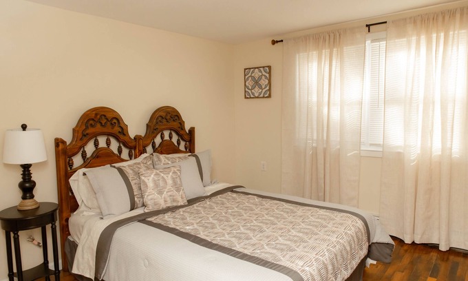 Bristol Apartamento | Large 4 Bedroom CT Home Comfy for Longer Stay