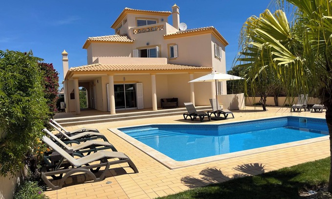 Albufeira Villa | Villa grande de 4 dormitorios con terraza con barbacoa, WIFI, aire acondicionado y piscina privada