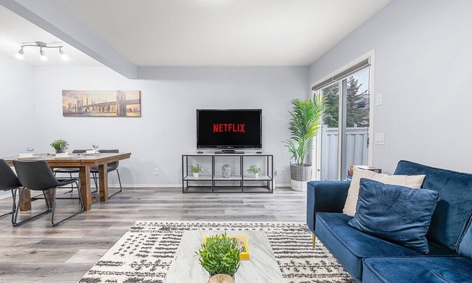 Ellerslie Casa | Large 4BR » Central AC » Near Henday » King Bed
