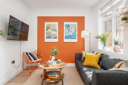 Southbury Casa | Large 4BR Contractor-Friendly House - Sleeps 10 - Free parking - North London