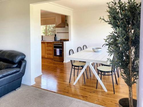 Kooringal Casa | Large 4BR haven with lake views