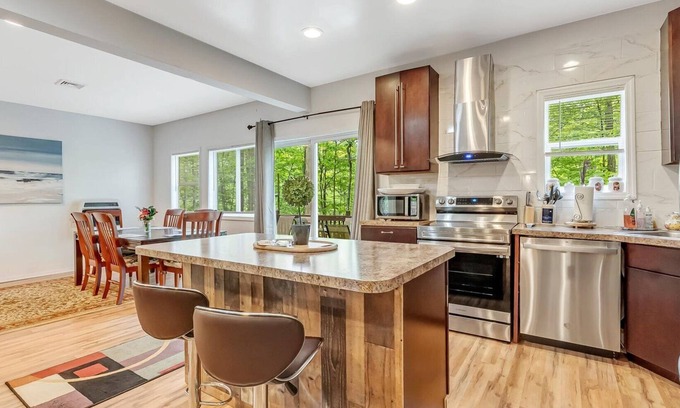 East Stroudsburg Casa | GRANDES 5 BDR, 4 BTH CASA CON 2 TUBOS WRLPL, CA, MESA DE PISCINA Y CERCA DE CAMELBEACH