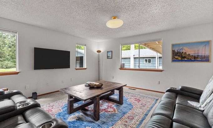 South Tacoma Casa | Large 5 Bed, 3 Bath Rambler sleeps 10 close to hikes/trails near JBLM/Hospitals!