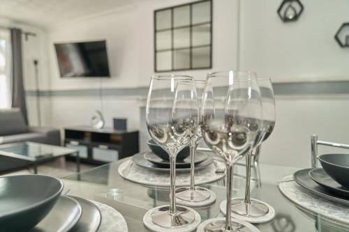 Stonnall Casa | Large 5 Bed House -2 bath, Parking & Garden