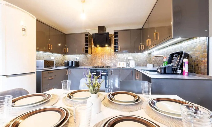 Middleton Casa | Large 5-Bed House in Leeds/Fits 10/Free Parking/