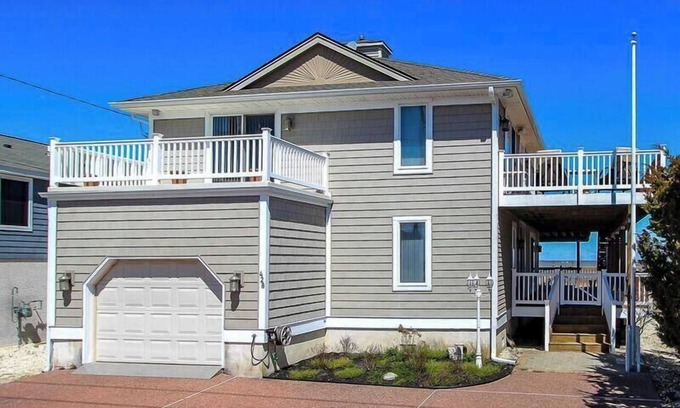 Cape May Court House Casa | Large 5 bedroom Bayfront home with 180 degree unobscured views of the back bay
