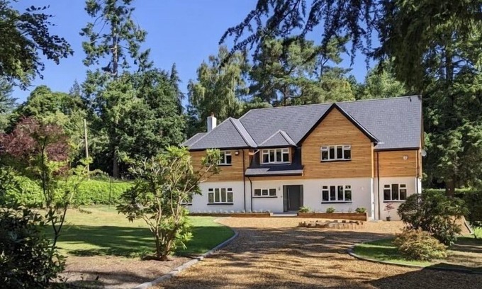 Ferndown Casa | Large 5 Bedroom Family home set within 3/4 acre of beautiful gardens