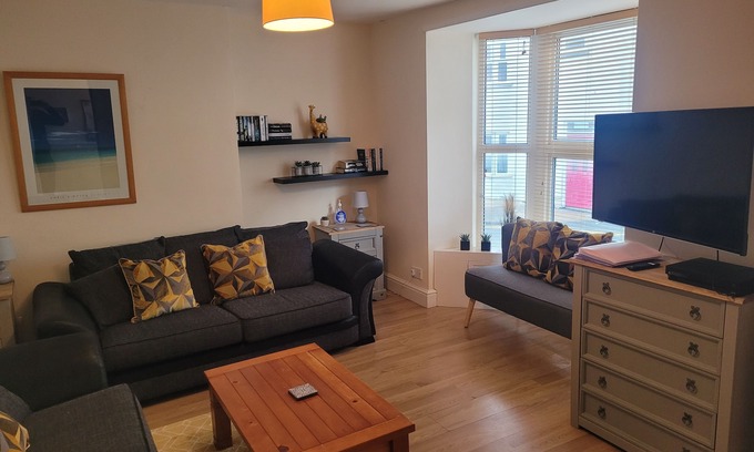 Aberystwyth Casa | Large 5 bedroom town-centre home close to the beach, sleeps 9.