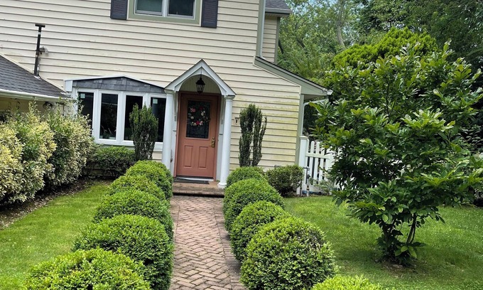 Roslyn Heights Casa | Large 5-Bedroom Home in Roslyn Heights / Ideal for Groups & Families
