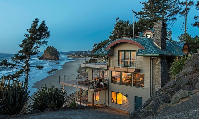 Neskowin Casa | 6 BDRM FRENTE AL MAR CON VISTAS INCREÍBLES, TINA CALIENTE, WIFI para 16 personas, acceso a la playa