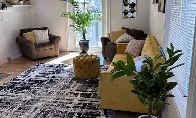 Northwest Philadelphia Casa | Large 6-bdrm Twin in Historic Germantown