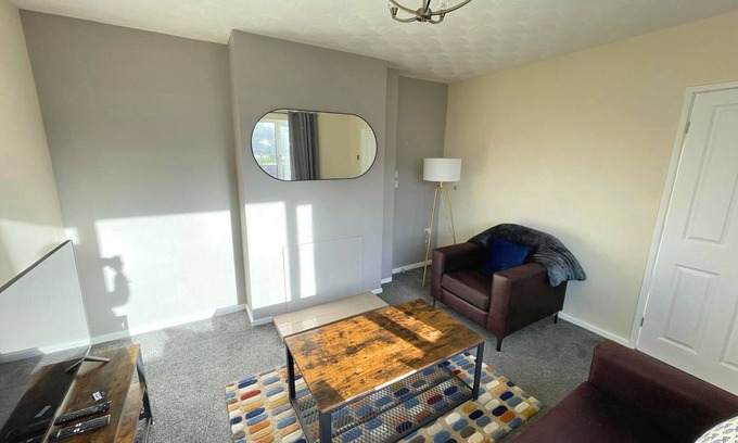 Barnsley Casa | Large 6 Person Home with Garden and Free Parking
