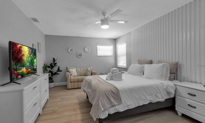 Bayshore Gardens Casa | Large 8BR/6BA Home – Backyard & Private Parking