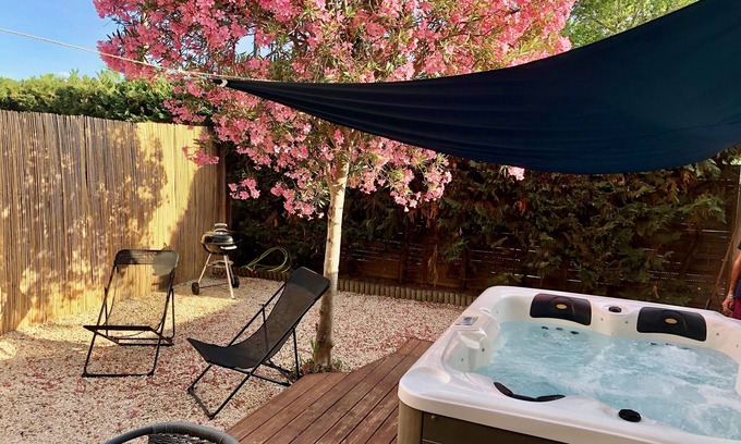 Aigues-Mortes Apartamento | Amplio y hermoso apartamento con Spa, 6 personas, jardín, todas las comodidades.
