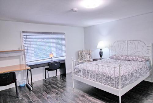 Thornhill Casa | Large and beautiful master room with private bathroom