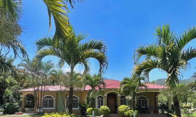 Pena Blanca Casa | ¡Casa grande y elegante frente a El Canal Kayak, Los Naranjos, Lago de Yojoa!