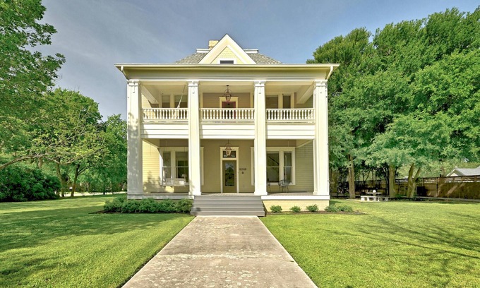 Lockhart Casa | Large and historical 3BR/3BA - walking distance to Courthouse Square
