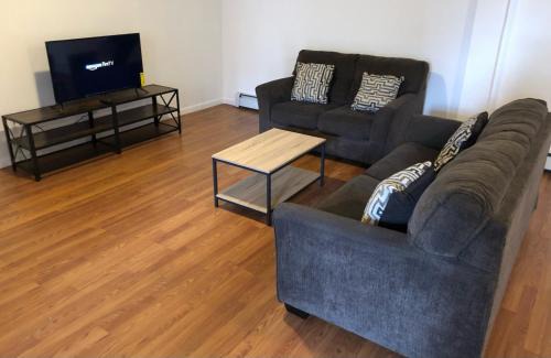 Elizabeth Apartamento | Large and private apartment that sleeps up to 10 people comfortably with direct NYC Manhattan train only 5 minute walk away