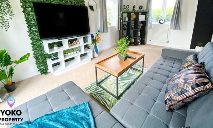 Newport Pagnell Casa | ⭐Large and Spacious House with Free Parking, Garden & Netflix by Yoko Property ⭐