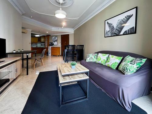 Karet Apartamento | Large and Strategic Rasuna Apt 3BR with WiFi &Pool