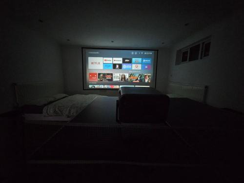 Windsor Chalet De Esquí | Large Annexe with games room pool table ping pong air hockey movie projector