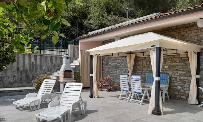 Artallo Apartamento | Large apartment in detached villa, garden, sea view, parking, WiFi