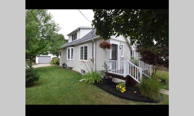 St. Catharines Casa | Large Apartment in the Heart of Niagara