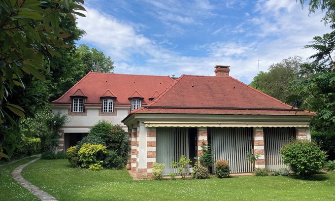 Vaucresson Casa | Large architect-designed house in quiet, chic neighborhood near Versailles