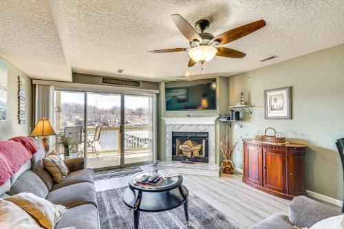 Osage Beach Apartamento | Large Balcony with View Lakefront Osage Beach Condo