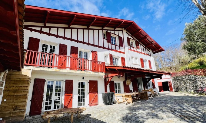 Hasparren Villa | Gran casa vasca 14 pers, piscina, sala de juegos, internet, punto de recarga