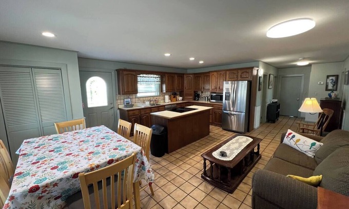 Byfield Casa | Large Beach Apt | Lawn | Steps to the Beach